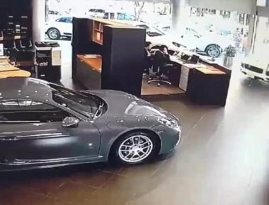 Φραγκάτος επιχειρηματίας τα σπάει... γιατί η Porsche του δεν είχε ότι ζήτησε! (βίντεο)